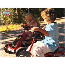 Divierte con tus amigos y el kart a pedales Binky F  de Berg Toys