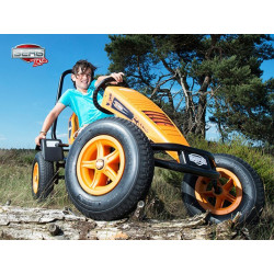 Los neumáticos del X-Cross se adaptan a todos los terrenos. Producto de Berg Toys